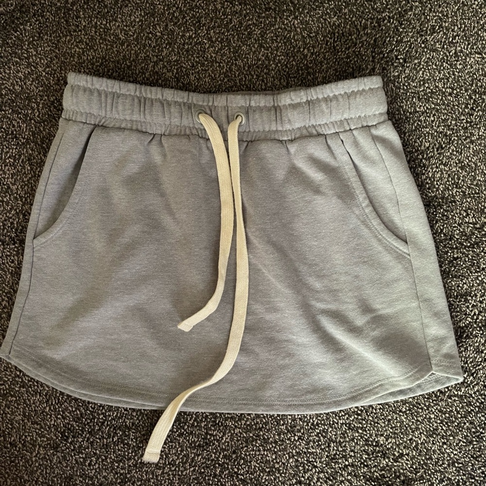 Gray sweat skirt with front pockets